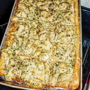 garlic chicken pizza in white sauce