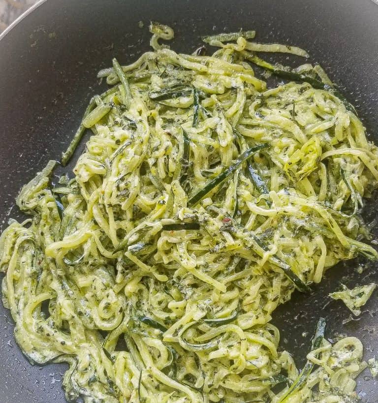 creamy pesto zoodles